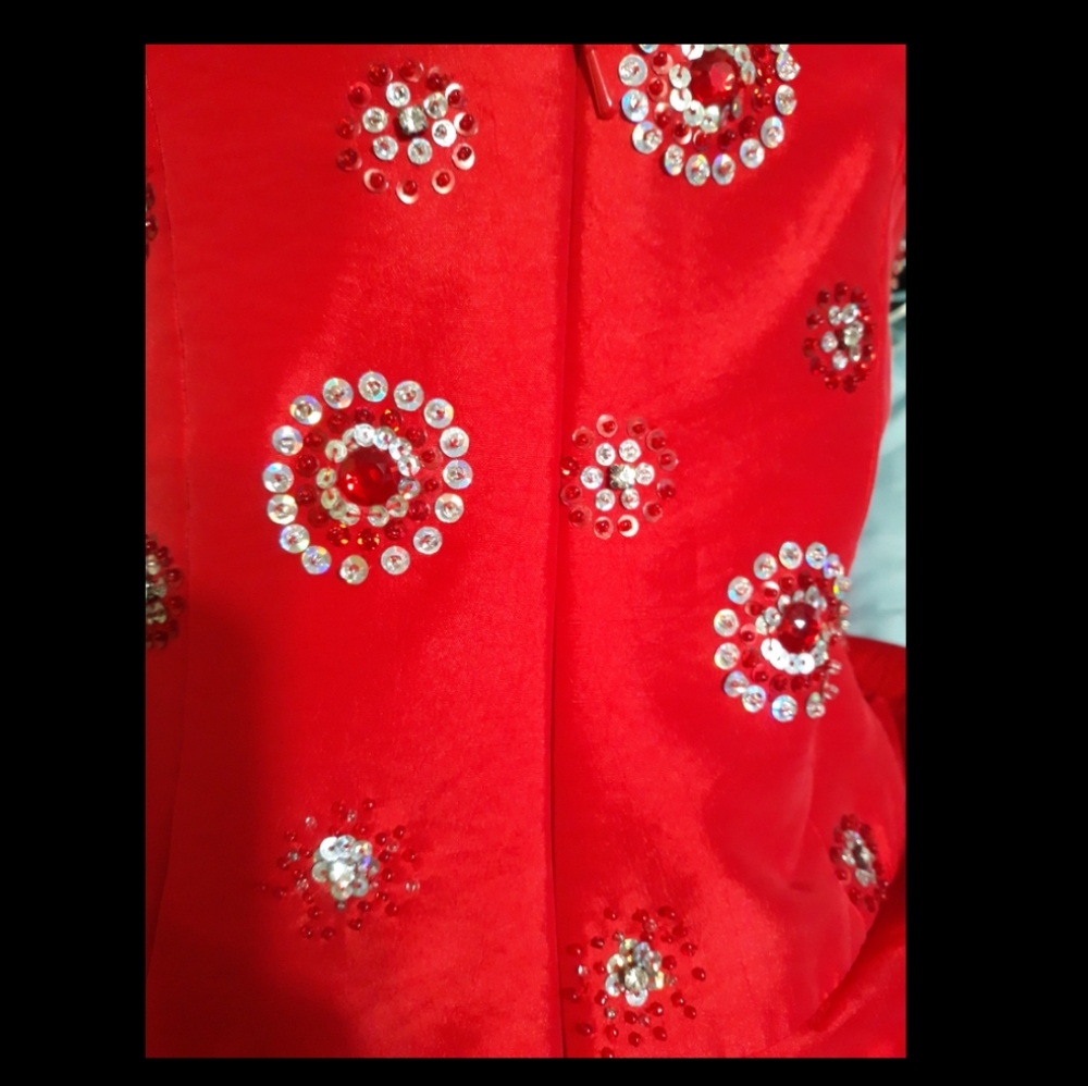 Red dress with embellishments - Picture 3 of 4